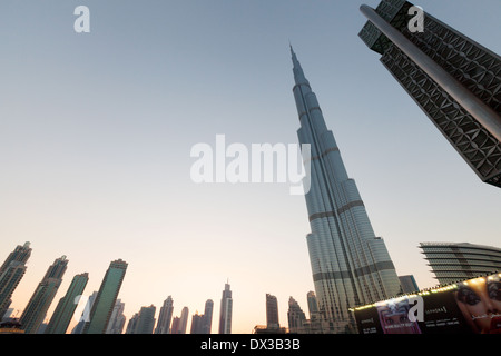 Ampio angolo di visione del Burj Khalifa edificio al crepuscolo, Dubai, Emirati Arabi Uniti, Emirati Arabi Uniti Medio Oriente Foto Stock