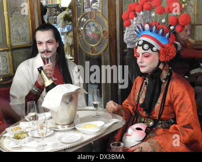 I festaioli in Cafe Florian, piazza San Marco a Venezia durante il Carnevale di Venezia Foto Stock