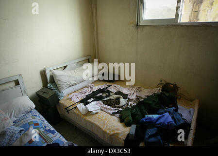 Tripoli, Libano. 16 Ago, 2013. Arsenali privato riempito con il nuovo e il vecchio arsenale di Tripoli sono sparsi in tutta la città all'interno di negozi e abitazioni, sia sunniti e milizie Alawite sono costantemente la preparazione per i grandi scontri in Libano a causa dell'effetto diretto del conflitto siriano che ha versato per le strade del paese da quando è iniziato due anni fa. © Omar Alkalouti/NurPhoto/ZUMAPRESS.com/Alamy Live News Foto Stock