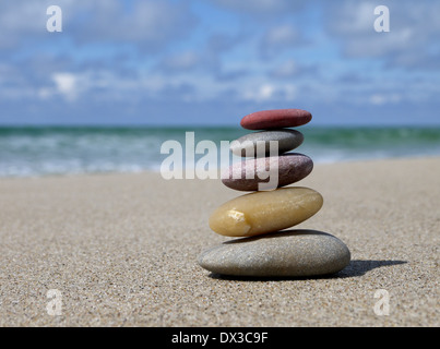 Mucchio di pietre in spiaggia Foto Stock