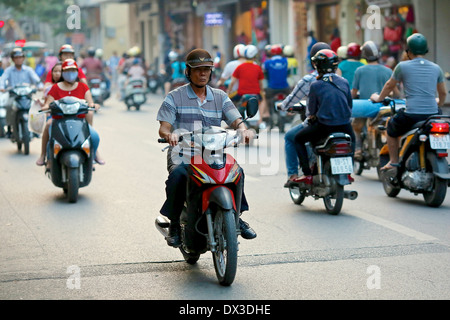 Il vietnamita pendolari sulla moto nel quartiere vecchio di Hanoi. Hanoi, Vietnam, sud-est asiatico Foto Stock