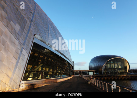 La facciata metallico del Cinema Imax a Glasgow, in Scozia. Si erge in mediante il Glasgow Science Centre. Foto Stock