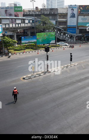 Svuotare le vie di Bangkok con assenza di traffico Foto Stock