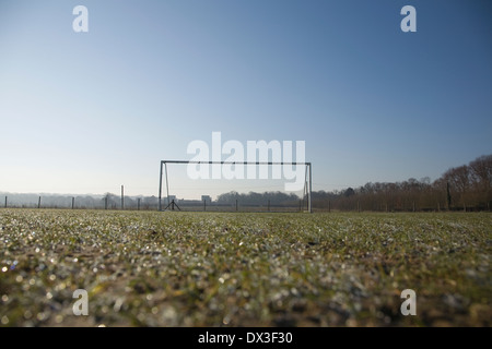 Vuoto di calcio e sul traguardo un gelido inverno mattina sunrise Foto Stock