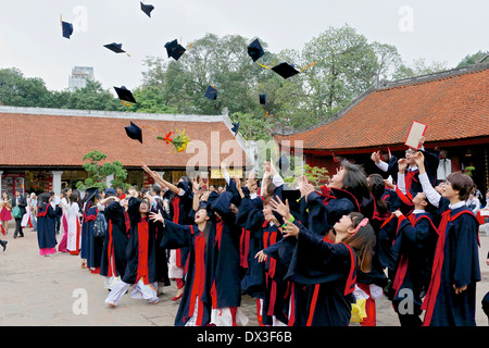 Agli studenti di laurea dall'università Vietnamite festeggiare in occasione di una cerimonia che si è svolta presso il Tempio della Letteratura, Hanoi, Vietnam Foto Stock