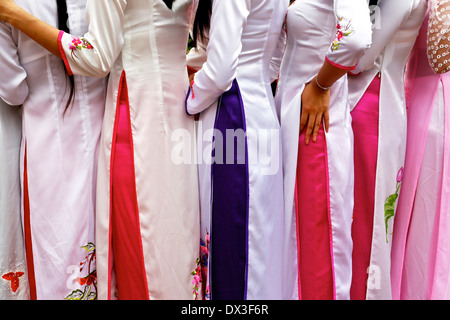 Agli studenti di laurea dall'università Vietnamite festeggiare in occasione di una cerimonia che si è svolta presso il Tempio della Letteratura, Hanoi Foto Stock