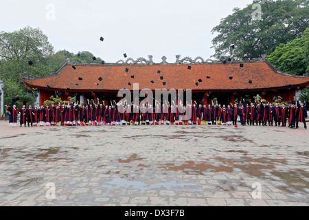 Agli studenti di laurea dall'università Vietnamite festeggiare in occasione di una cerimonia che si è svolta presso il Tempio della Letteratura. Hanoi, Vietnam Foto Stock