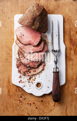 Arrosti e carni forcella sullo sfondo di legno Foto Stock