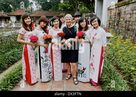 Agli studenti di laurea dall'università Vietnamite festeggiare in occasione di una cerimonia che si è svolta presso il Tempio della Letteratura Hanoi, Vietnam Foto Stock