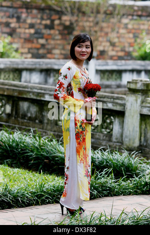 Agli studenti di laurea dall'università Vietnamite festeggiare in occasione di una cerimonia che si è svolta presso il Tempio della Letteratura. Hanoi, Vietnam Foto Stock