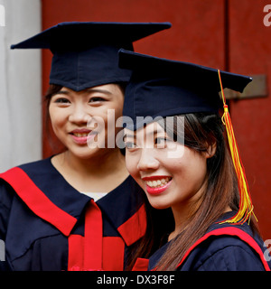 Agli studenti di laurea dall'università Vietnamite festeggiare in occasione di una cerimonia che si è svolta presso il Tempio della Letteratura. Hanoi, Vietnam, Sud e Foto Stock