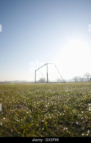 Vuoto di calcio e sul traguardo un gelido inverno mattina sunrise Foto Stock