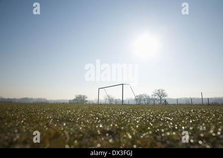 Vuoto di calcio e sul traguardo un gelido inverno mattina sunrise Foto Stock