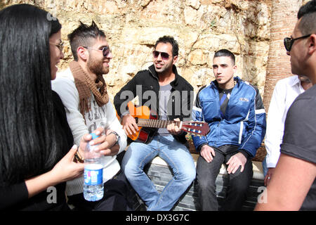 Ramallah, West Bank, Palestina - Marzo 17, 2014: un palestinese a suonare la chitarra e cantare prima di essere immessa all'interno del Grand Park Hotel a Ramallah inizio lunedì mattina Marzo 17, 2014 per audition per la terza stagione di idolo arabo talent show dal gruppo MBC. Tali audizioni sono tenuti per la prima volta nella città di Ramallah dopo la cantante palestinese Mohammed Assaf ha vinto l'Idolo arabo award a Beirut, Libano, giugno 2013. Assaf divenne il primo palestinese a conquistare il mondo arabo la versione di American Idol. Credito: Abdalkarim Museitef/Pacific Press/Alamy Live News Foto Stock