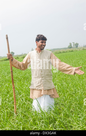 1 L'agricoltore indiano in piedi in campo Foto Stock