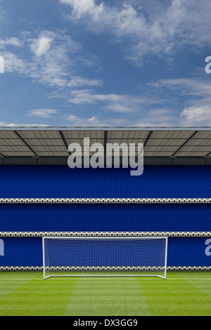 Erba vera,football pali e cielo nuvoloso con un computer generato stadium stand che mostra i posti vuoti, Foto Stock