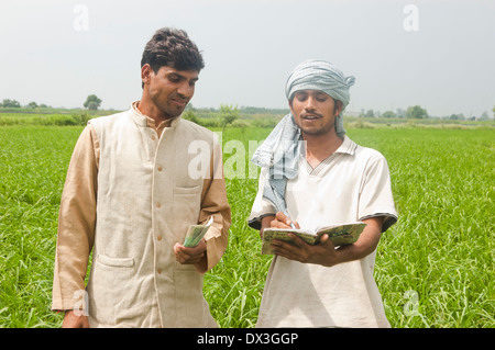 L'agricoltore indiano in piedi con denaro Foto Stock