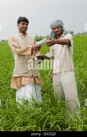 L'agricoltore indiano in piedi con denaro Foto Stock