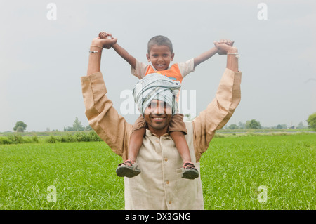 L'agricoltore indiano che porta il suo figlio nelle aziende agricole