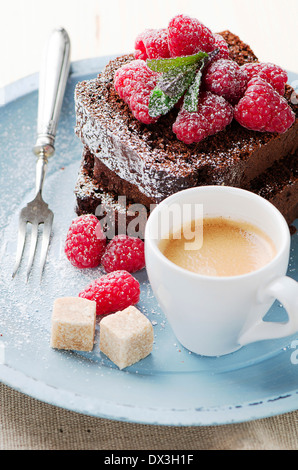 Torta al cioccolato con estate bacche e caffè. Foto Stock