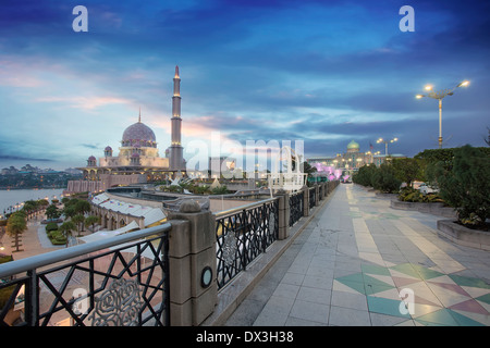 Putra moschea e Perdana Putra in Putrajaya Malaysia al tramonto Foto Stock