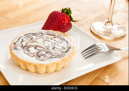 Il cioccolato bianco cheesecake crostata dessert con una fragola Foto Stock