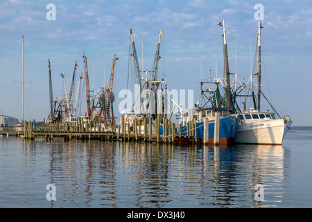 Commerciale di pesca i pescherecci con reti da traino ormeggiata nel porto di Fernandina Beach, Florida. Foto Stock