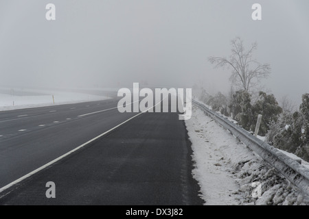 Autostrada vuota nebbiose invernali Foto Stock