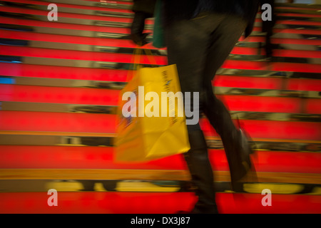 Donna che cammina rossa passi Shopping Mall Foto Stock