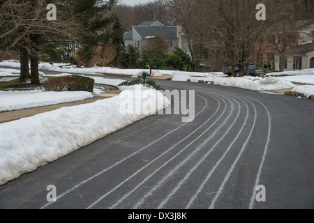 Salamoia di sale sulla strada In preparazione per l'inverno si avvicina la tempesta di neve Foto Stock