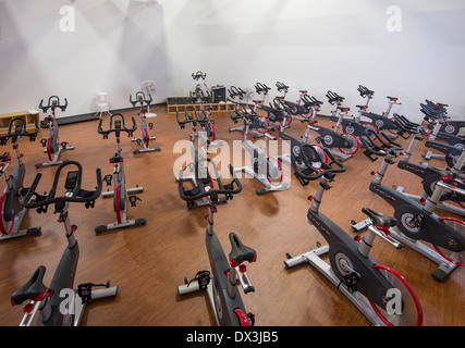 Classe di filatura al centro Fitness Foto Stock