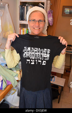 Gerusalemme, Isael. 16 feb 2014. Rachal Ginsberg mostra la sua protesta shirt in Gerusalemme, Isael, 16 febbraio 2014. Essa è serrata e ha l'ironico scrittura ebraica 'Daughters di Israele non dress sexily' stampati su di esso. Ginsberg proteste contro ebrea ortodossa regolamenti del vestito. Foto: Elisa Makowski dpa/Alamy Live News Foto Stock