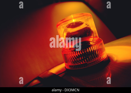 luce arancione lampeggiante per un'auto, segnale di avvertenza nel traffico  stradale Foto stock - Alamy