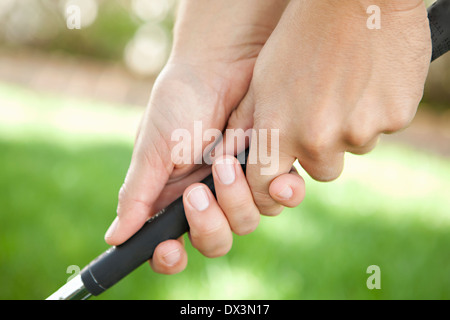 Uomo di mani golf club, vicino fino Foto Stock