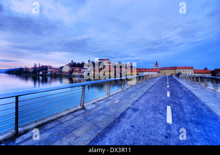 Città vecchia Ptuj vicino al fiume Drava in Slovenia, Europa centrale, mediterranea Foto Stock