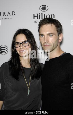 Beverly Hills, CA. Xvii Mar, 2014. Courteney Cox, Johnny McDaid presso gli arrivi per 2014 Tribeca Film Festival L.A. Inizio, Stardust Penthouse presso il Beverly Hilton di Beverly Hills, CA Marzo 17, 2014. Credito: Michael Germana/Everett raccolta/Alamy Live News Foto Stock