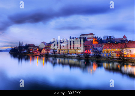 Città vecchia Ptuj vicino al fiume Drava in Slovenia, Europa centrale, mediterranea Foto Stock