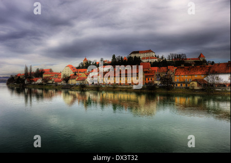 Città vecchia Ptuj vicino al fiume Drava in Slovenia, Europa centrale, mediterranea Foto Stock