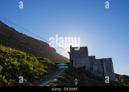 La cabinovia di Table Mountain station al piede della montagna con il sole in background Foto Stock