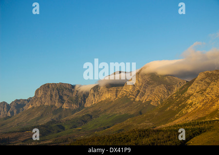 Nuvole rotolamento sulla montagna a Sir Lowry's Pass nel tardo pomeriggio Foto Stock