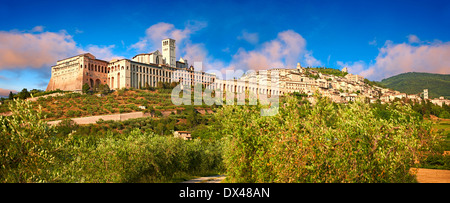 Vista panoramica di Assisi " la fede la Basilica Papale di San Francesco di Assisi, ( Basilica Papale di San Francesco ) Assisi, Italia Foto Stock