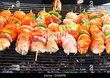 Shish kebab su spiedini su hot grill barbecue Foto Stock