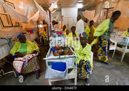 Assistenza pediatrica in ospedale di MSF ,Rutshuru,Nord Kiwu ,RDC,Repubblica Democratica del Congo. Foto Stock