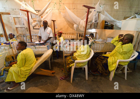 Assistenza pediatrica in ospedale di MSF ,Rutshuru,Nord Kiwu ,RDC,Repubblica Democratica del Congo. Foto Stock