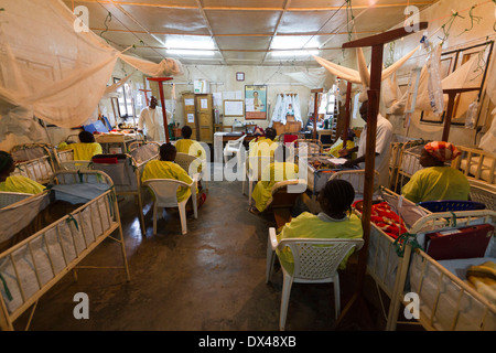 Assistenza pediatrica in ospedale di MSF ,Rutshuru,Nord Kiwu ,RDC,Repubblica Democratica del Congo. Foto Stock