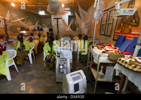 Assistenza pediatrica in ospedale di MSF ,Rutshuru,Nord Kiwu ,RDC,Repubblica Democratica del Congo. Foto Stock