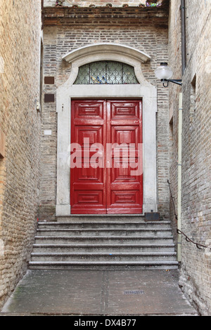 In legno in stile medievale porta anteriore Foto Stock