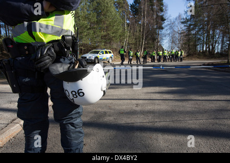 Riot Police verra sfrattare zingari provenienti da una Tendopoli di Onna Foto Stock