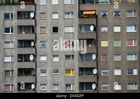 Edificio alto con antenne paraboliche per la ricezione satellitare Foto Stock