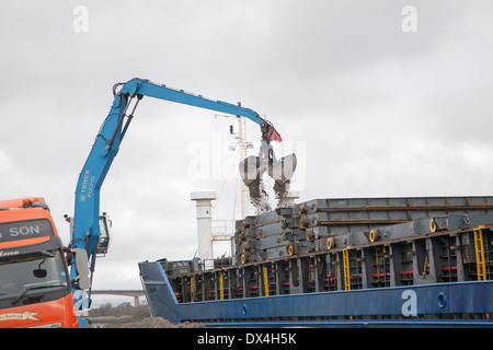 Il carico della nave della nave portarinfuse Zita sul fiume Torrridge, presso la banchina a Bideford, North Devon, Inghilterra Foto Stock